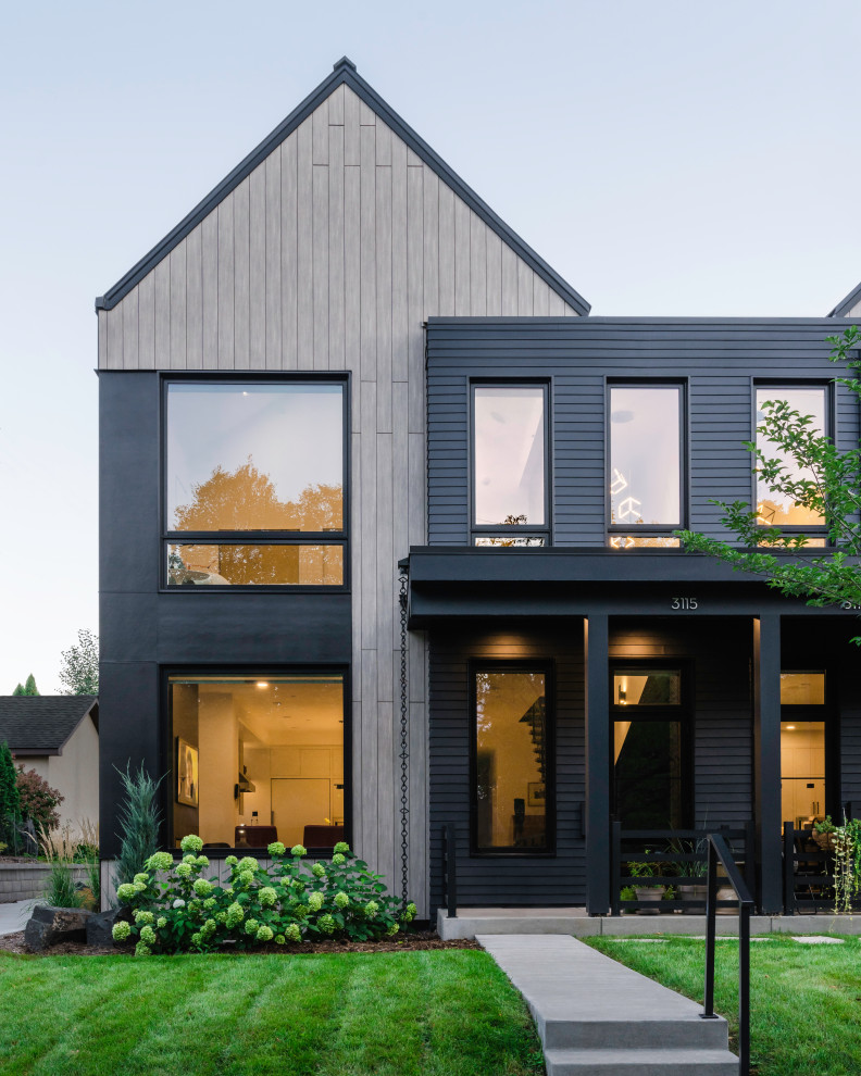 Свежая идея для дизайна: трехэтажный, коричневый таунхаус среднего размера в скандинавском стиле с комбинированной облицовкой, двускатной крышей, металлической крышей и черной крышей - отличное фото интерьера