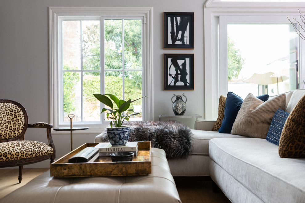 Idee per un grande soggiorno minimal aperto con pareti grigie, parquet chiaro, TV a parete e pavimento marrone