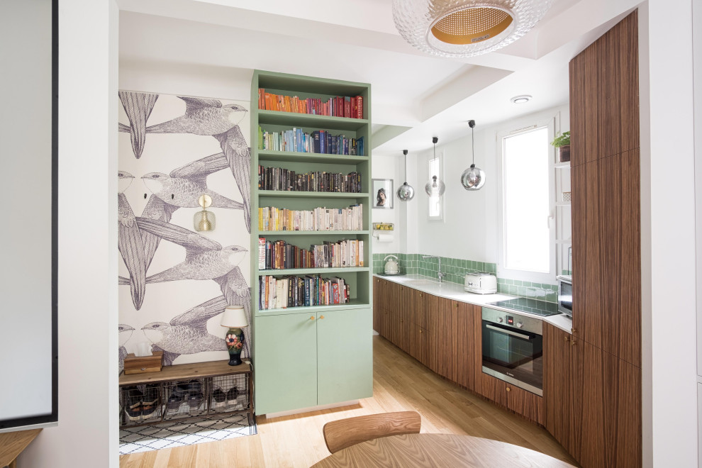 Inspiration pour une cuisine parallèle design en bois brun avec un évier encastré, un placard à porte plane, une crédence verte, un électroménager en acier inoxydable, parquet clair, aucun îlot, un sol beige, un plan de travail blanc et papier peint.