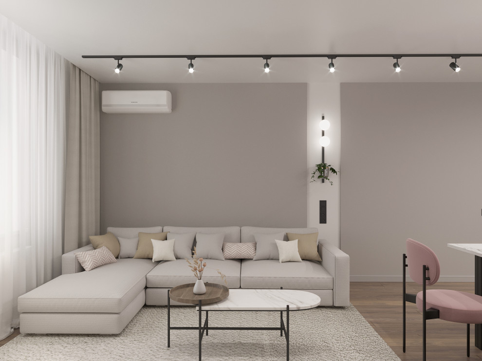 Пример оригинального дизайна: открытая, объединенная гостиная комната среднего размера в современном стиле с бежевыми стенами, полом из ламината, телевизором на стене и коричневым полом