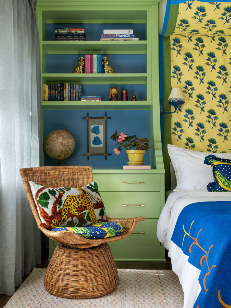 Idéer för mellanstora vintage könsneutrala barnrum kombinerat med sovrum, med gröna väggar, mellanmörkt trägolv och brunt golv