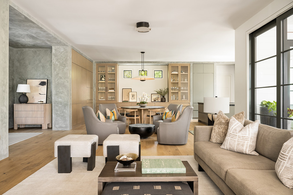Immagine di un soggiorno design con parquet chiaro