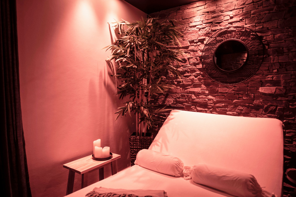 Mittelgroßes Modernes Untergeschoss mit beiger Wandfarbe, braunem Boden und Wandpaneelen in München