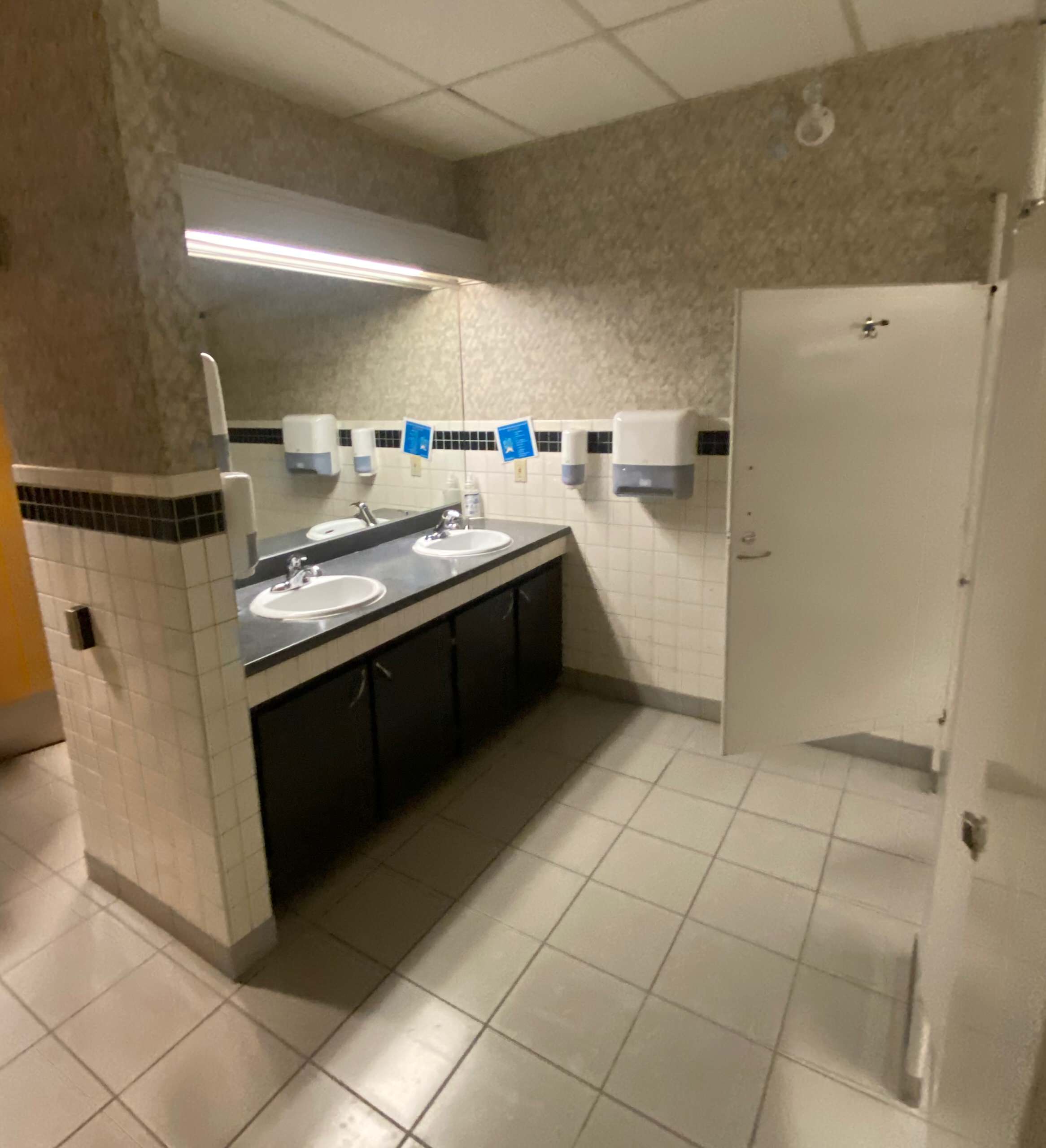 Before picture of the bathroom.