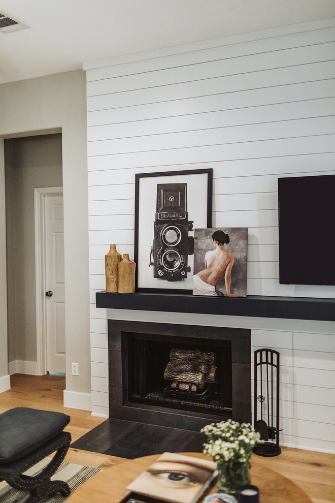 Transitional home design photo in Austin