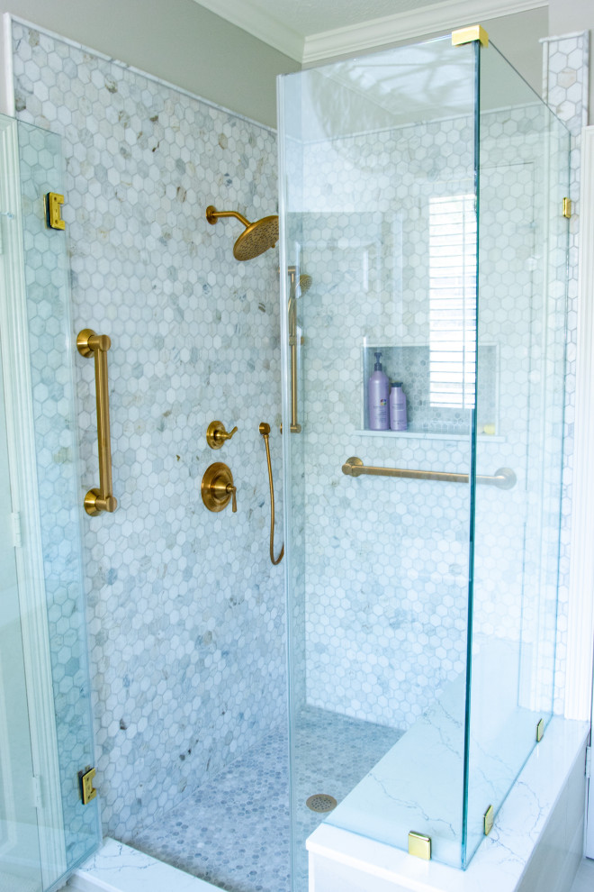 Imagen de cuarto de baño clásico renovado con ducha esquinera, baldosas y/o azulejos blancos, baldosas y/o azulejos de mármol, paredes grises, suelo de mármol, suelo blanco y banco de ducha