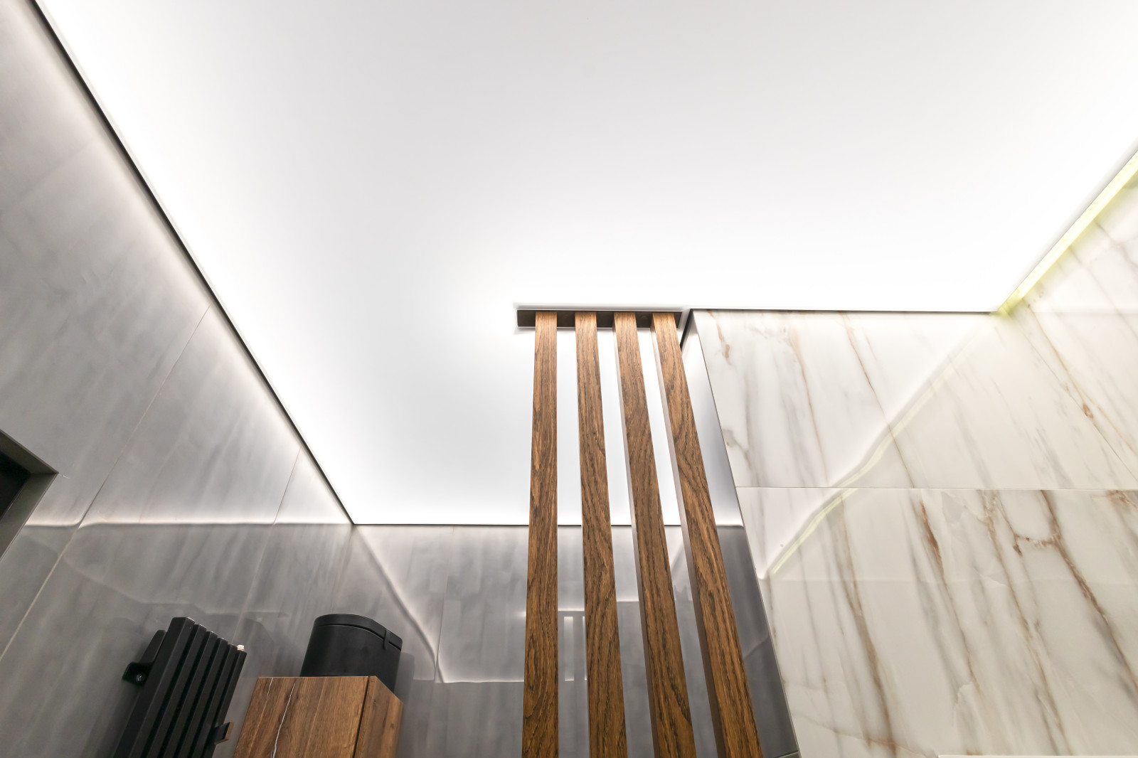 Установка натяжных потолков в квартире.