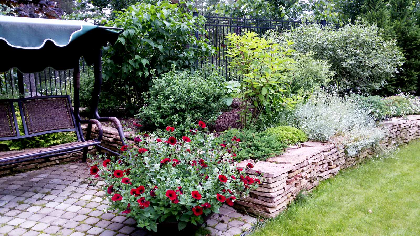 Подпорная стенка вдоль границы участка