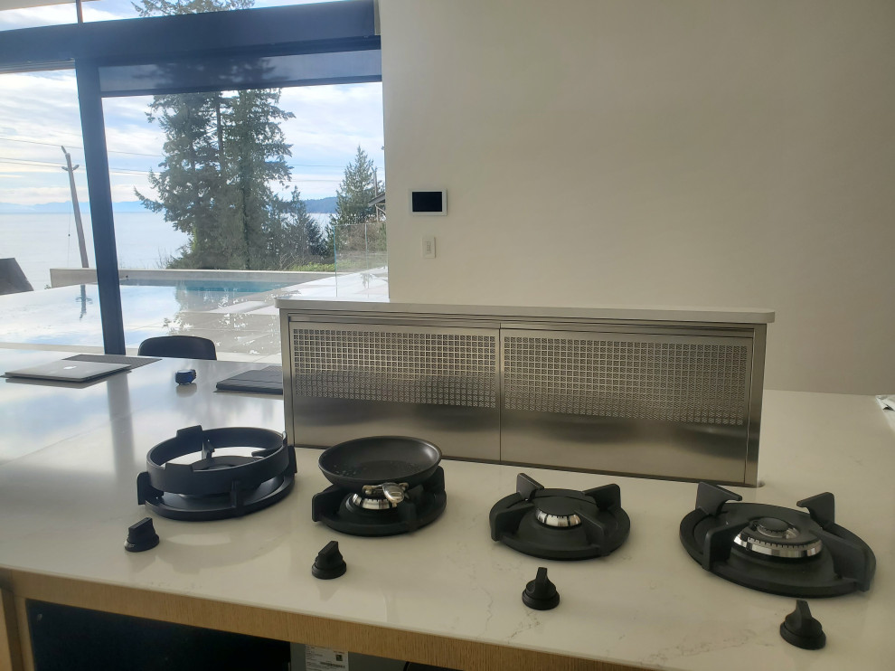 Kitchen - kitchen idea in Vancouver