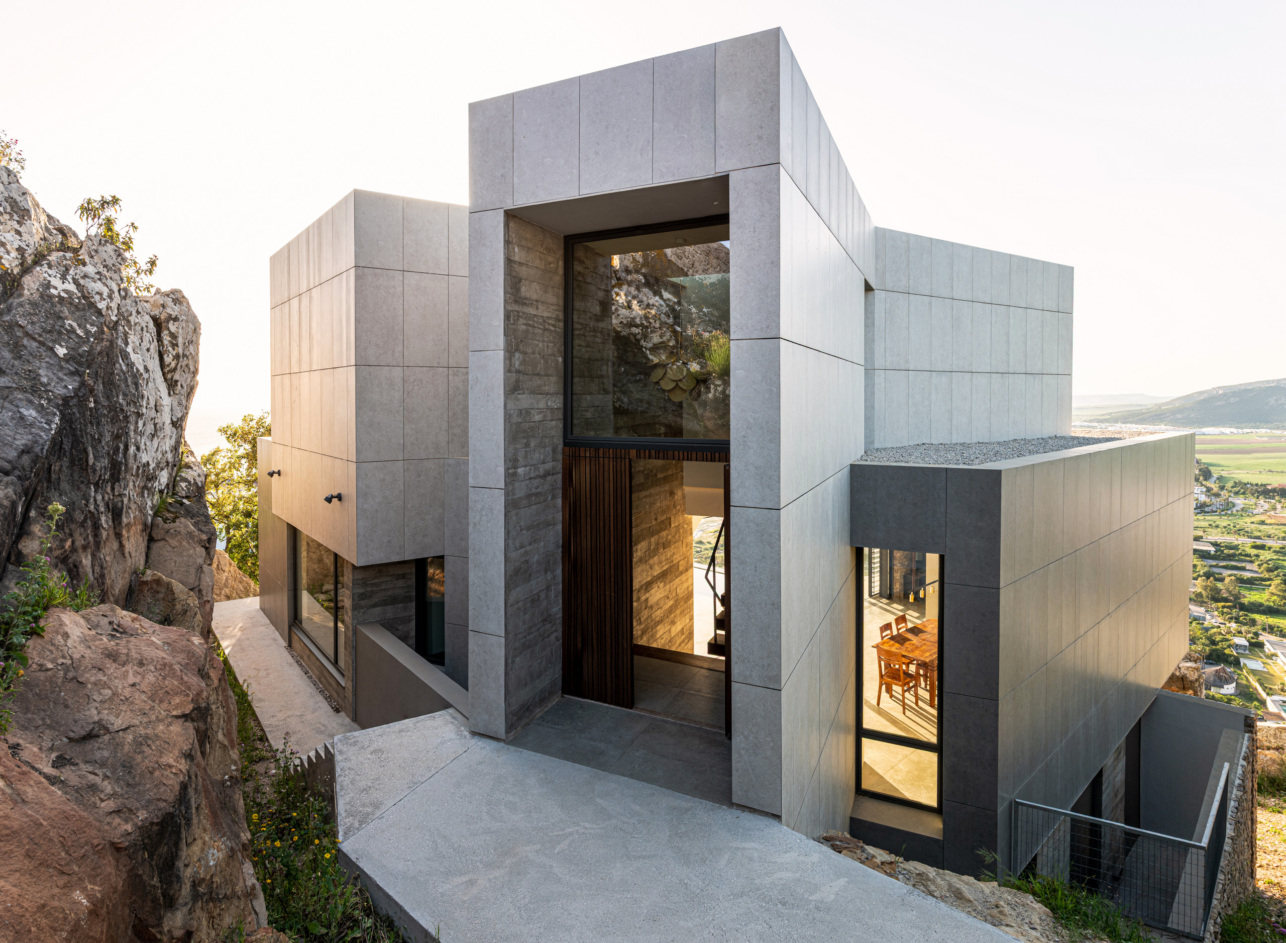 Casa entre rocas