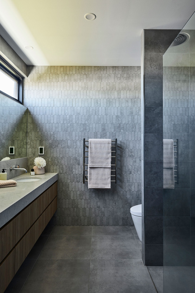 Exempel på ett stort modernt grå grått en-suite badrum, med släta luckor, skåp i mörkt trä, grå kakel, mosaik, grå väggar, cementgolv, ett undermonterad handfat, bänkskiva i kvarts, grått golv och med dusch som är öppen