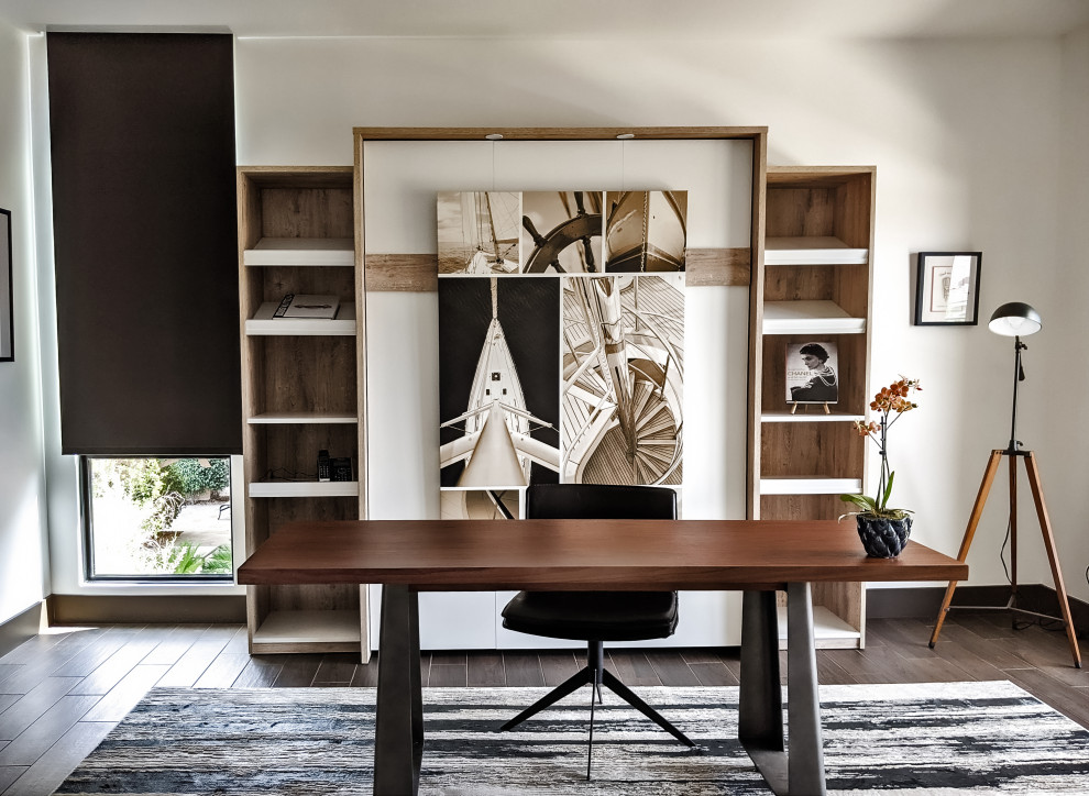 Идея дизайна: большой кабинет в стиле модернизм с белыми стенами, полом из керамогранита, отдельно стоящим рабочим столом и коричневым полом