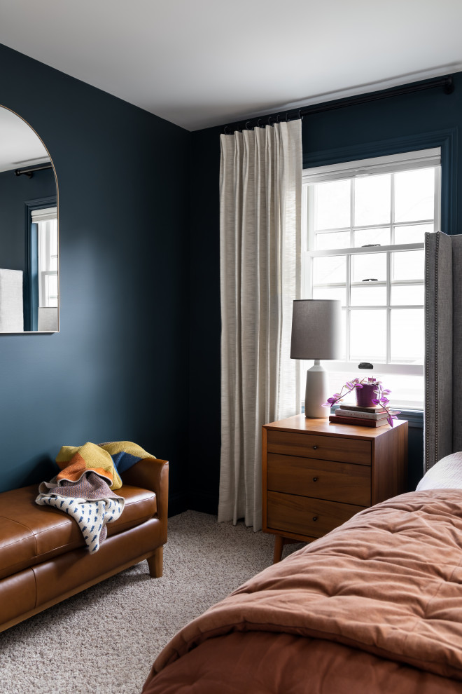 Idee per una camera matrimoniale minimalista di medie dimensioni con pareti blu, moquette e pavimento beige