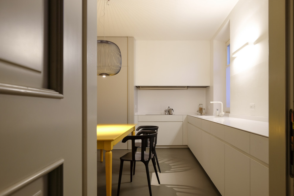 Foto di una cucina chic con lavello integrato, top in superficie solida, paraspruzzi bianco, pavimento grigio e top bianco