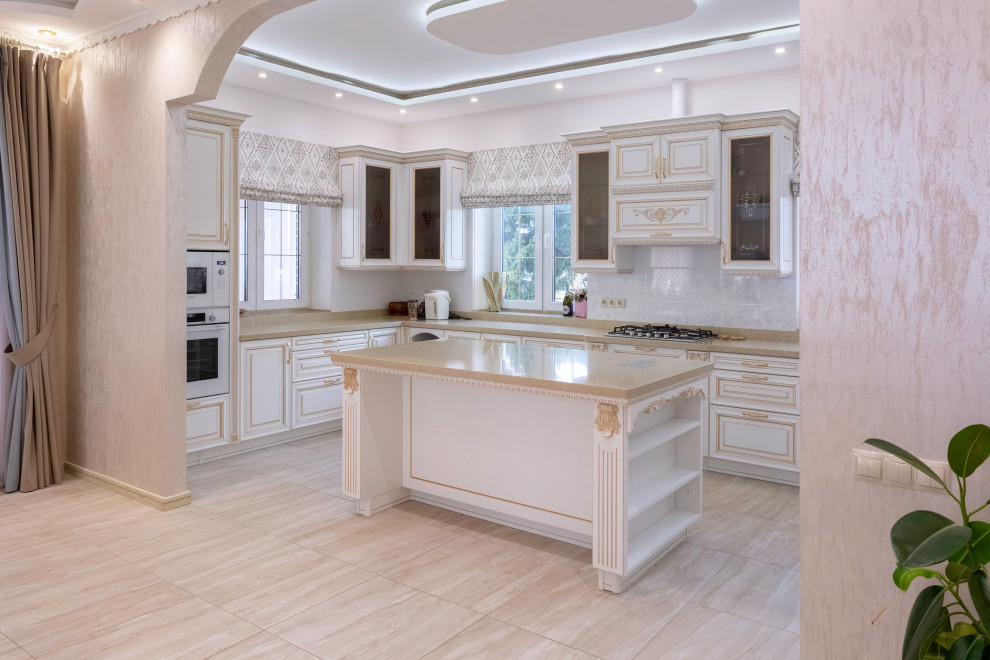 Свежая идея для дизайна: большая кухня в классическом стиле - отличное фото интерьера