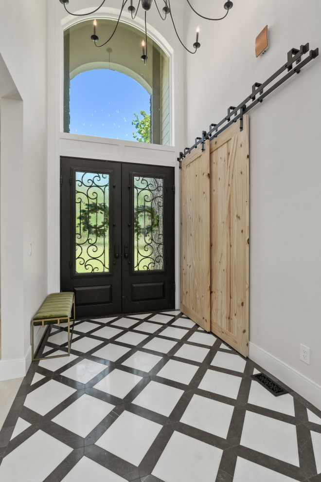 Großes Uriges Foyer mit beiger Wandfarbe, Vinylboden, Doppeltür, schwarzer Haustür, weißem Boden und gewölbter Decke in Seattle