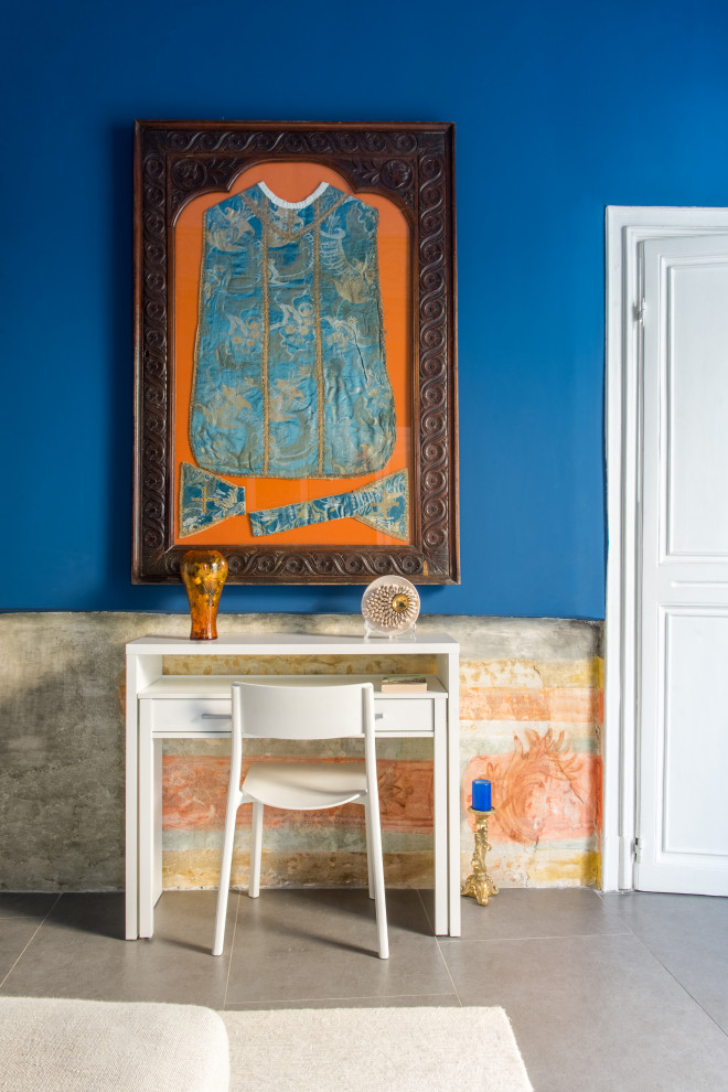 Foto på ett huvudsovrum, med blå väggar, klinkergolv i porslin och grått golv