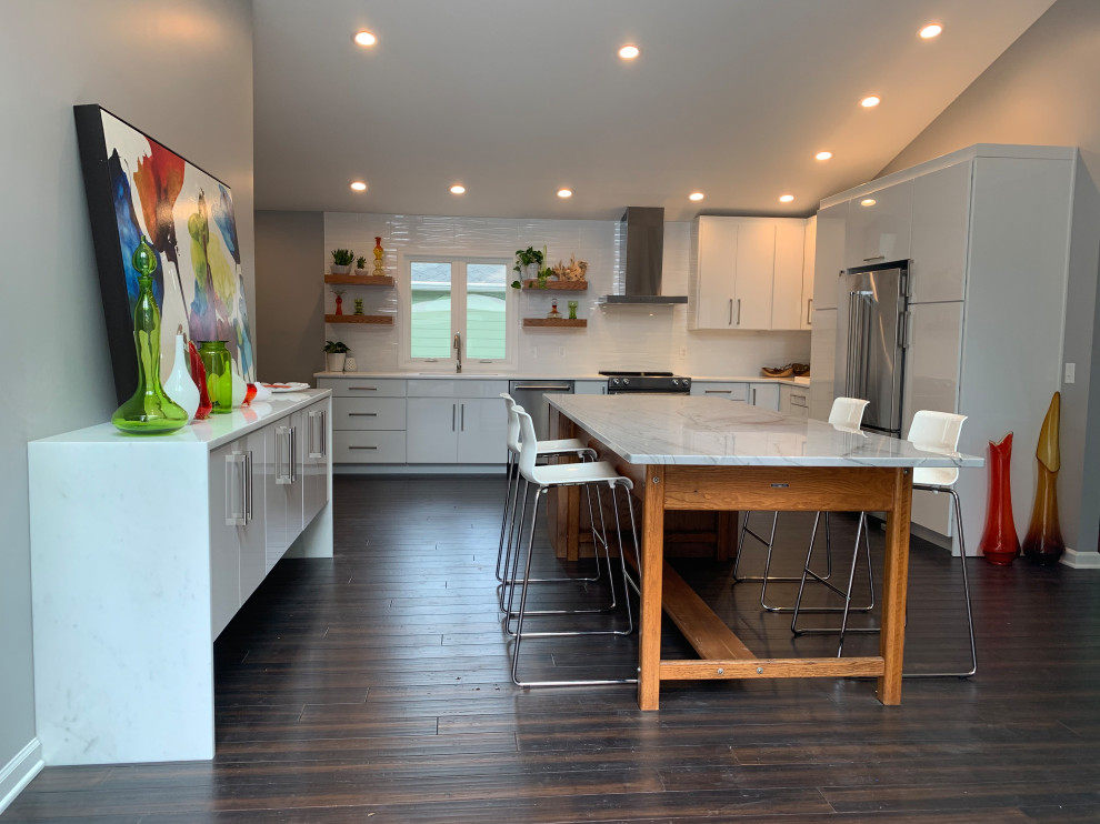 Esempio di una grande cucina minimalista con lavello sottopiano, ante lisce, ante bianche, top in marmo, elettrodomestici in acciaio inossidabile, pavimento marrone e top bianco