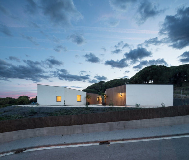 Una casa autosuficiente: sin conexi&oacute;n a la red el&eacute;ctrica modern-exterior