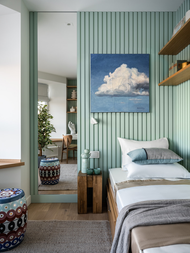 Imagen de dormitorio infantil actual pequeño con paredes verdes, suelo de madera clara, suelo beige y madera