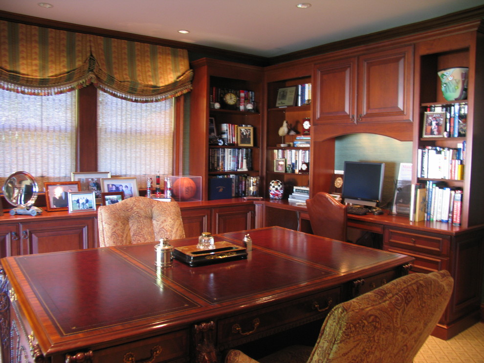 Photo of a traditional home office in Boston.