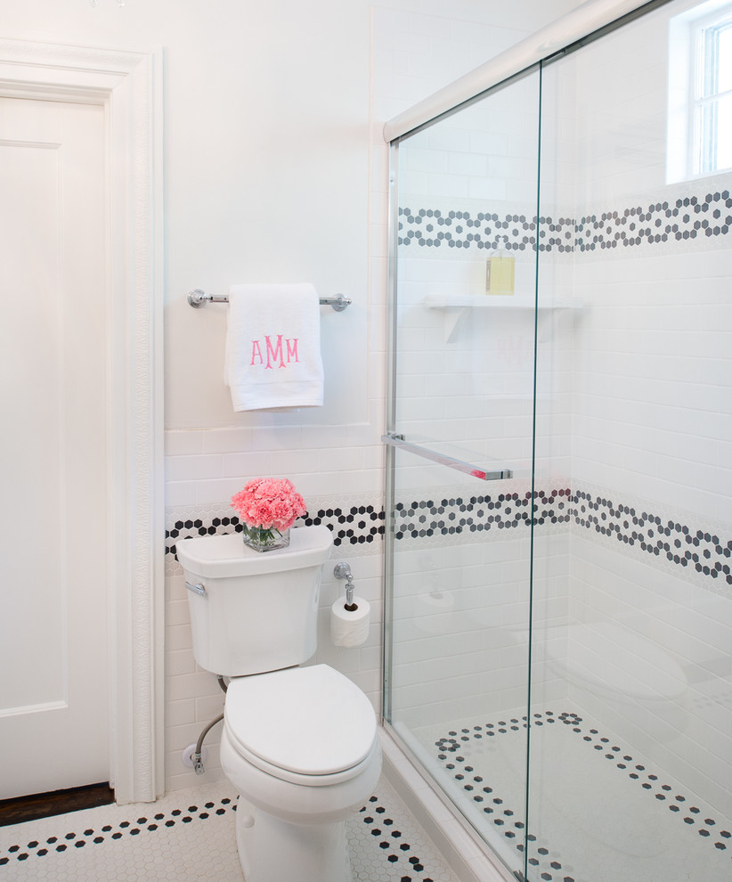 Small traditional kids bathroom in Austin with furniture-like cabinets, black cabinets, solid surface benchtops, white tile, subway tile, a two-piece toilet, a console sink, white walls and porcelain floors.