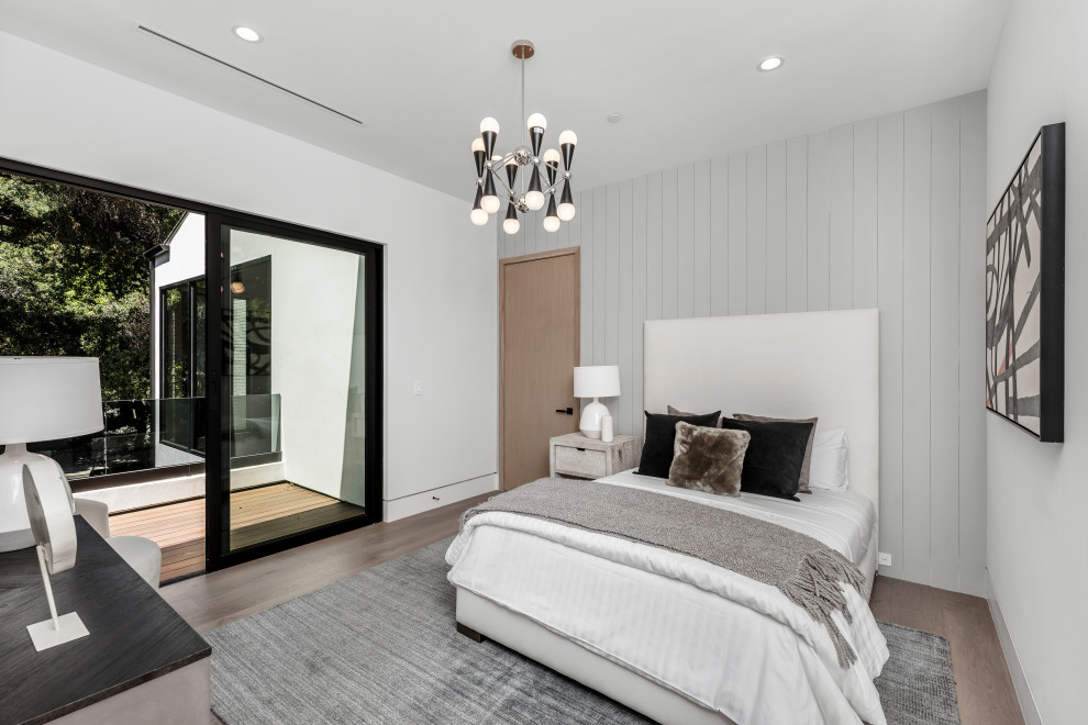 Свежая идея для дизайна: гостевая спальня (комната для гостей) в современном стиле с белыми стенами и панелями на части стены - отличное фото интерьера