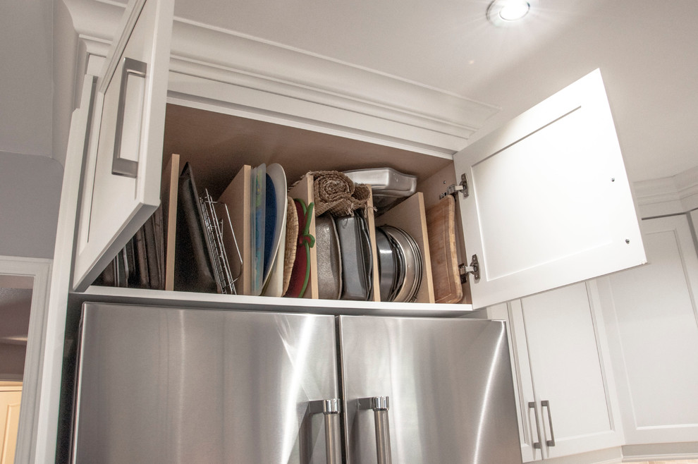 Example of a transitional kitchen design in Toronto