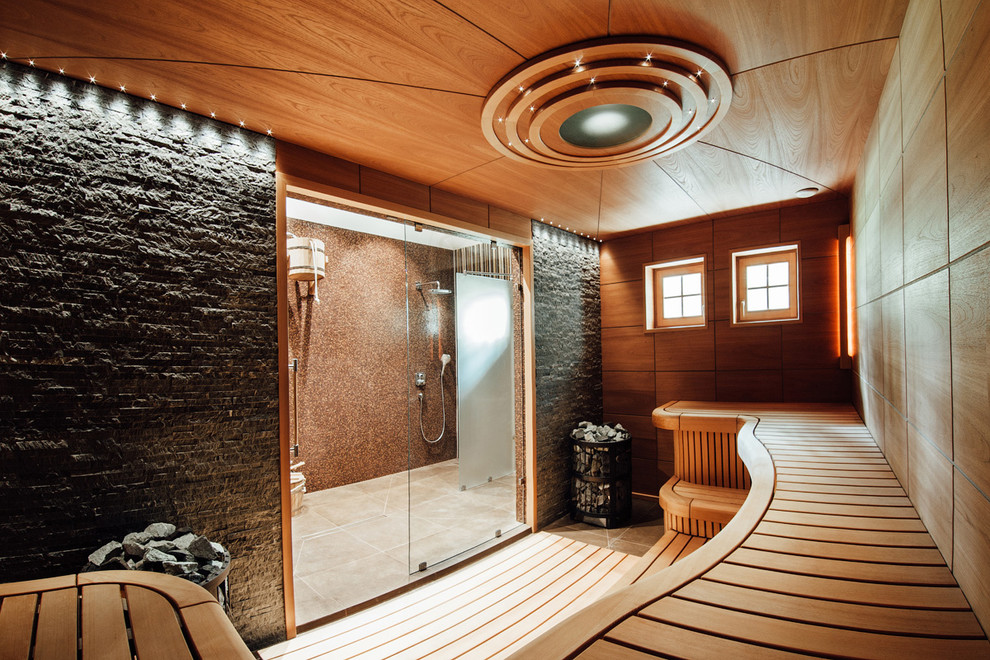 Стеклянная группа, выполненная на заказ.