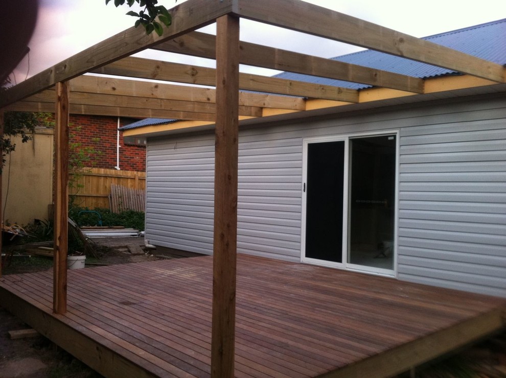 Photo of a contemporary deck in Melbourne.