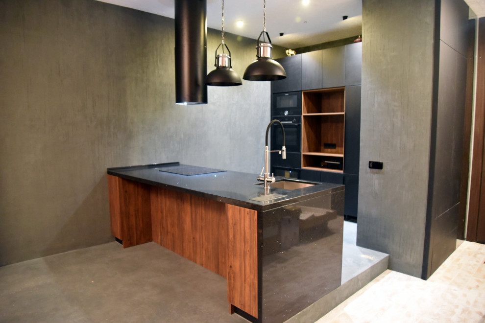Foto di una cucina minimal di medie dimensioni con lavello sottopiano, ante lisce, ante nere, top in superficie solida, elettrodomestici neri, pavimento in gres porcellanato, pavimento multicolore e top nero