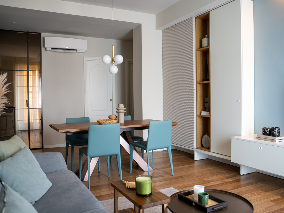 Immagine di un soggiorno design di medie dimensioni e aperto con pareti beige e parquet chiaro