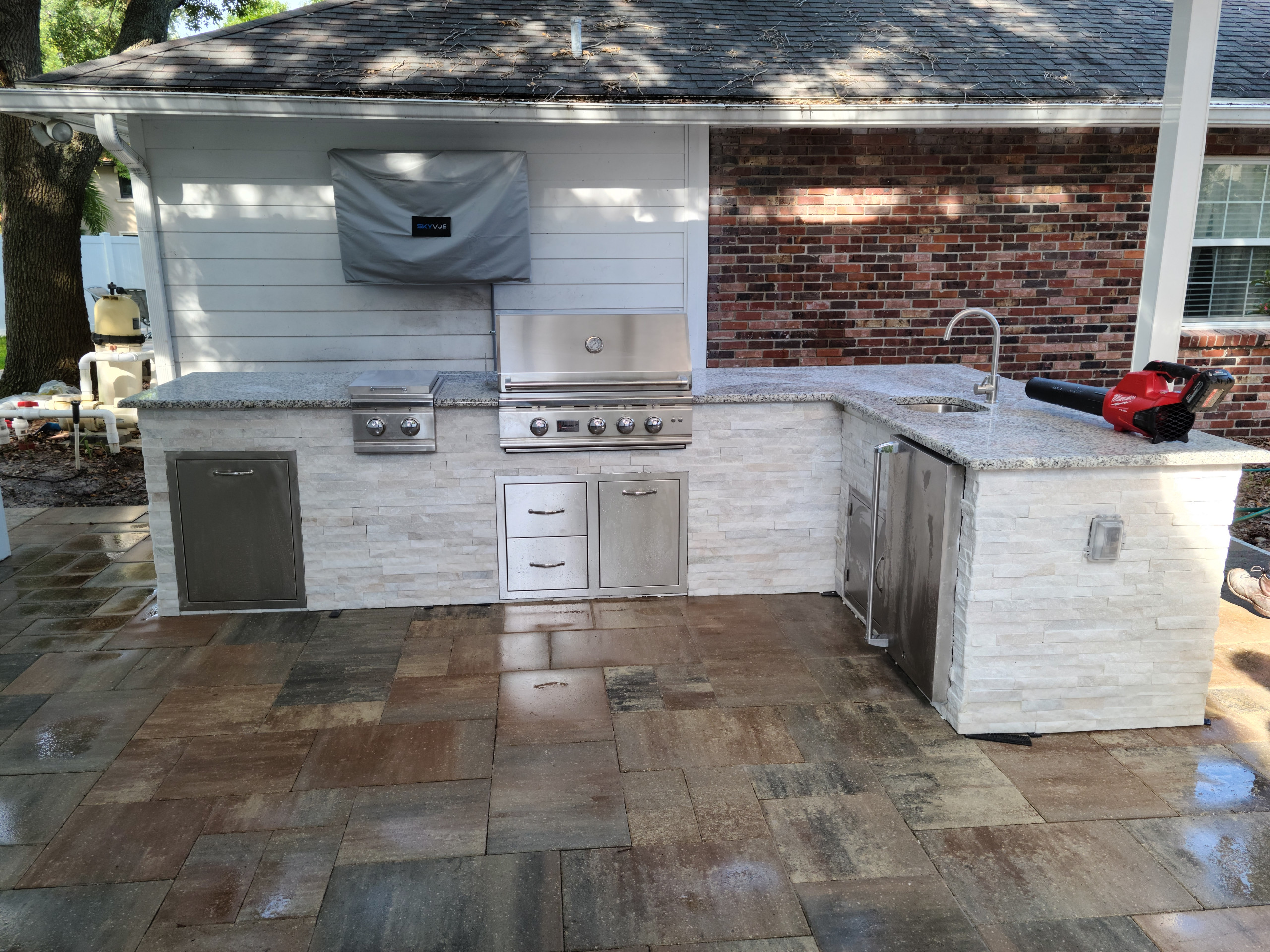 Pergola And 20' Outdoor Kitchen
