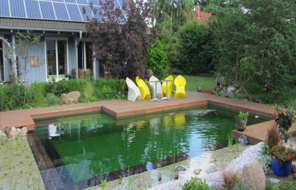 Kleiner Moderner Schwimmteich neben dem Haus in rechteckiger Form mit Dielen in Berlin