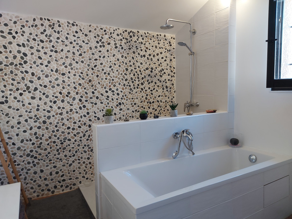 Inspiration for a mid-sized contemporary bathroom in Toulouse.