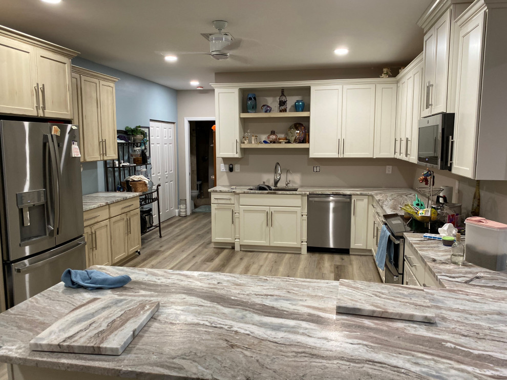 Kitchen - transitional kitchen idea in Miami
