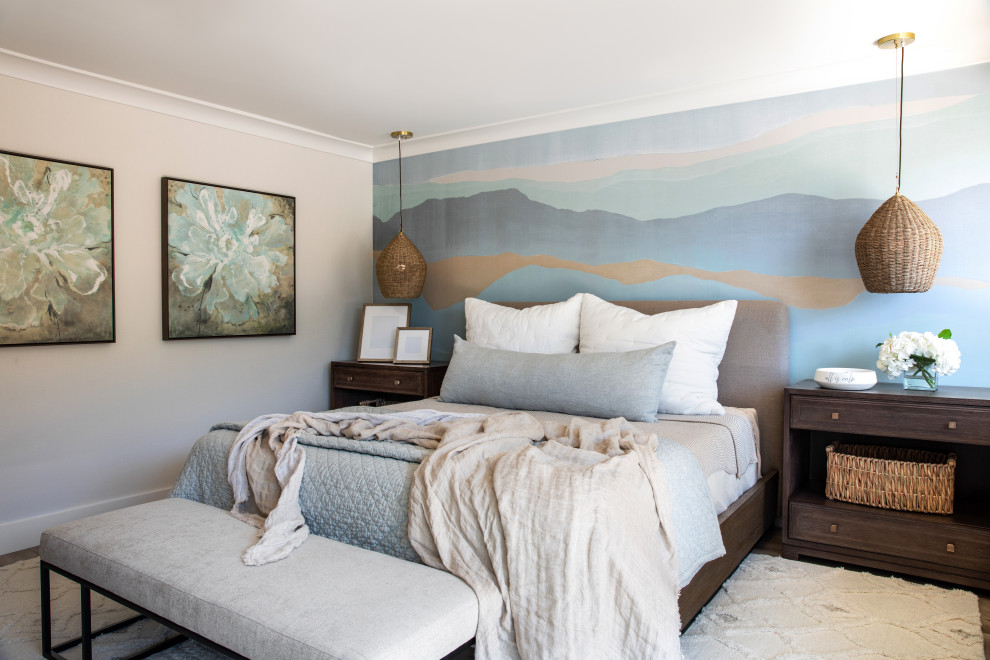 Aménagement d'une grande chambre parentale bord de mer avec un mur multicolore, sol en stratifié et un sol gris.