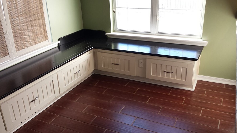 Kitchen - transitional kitchen idea in Richmond