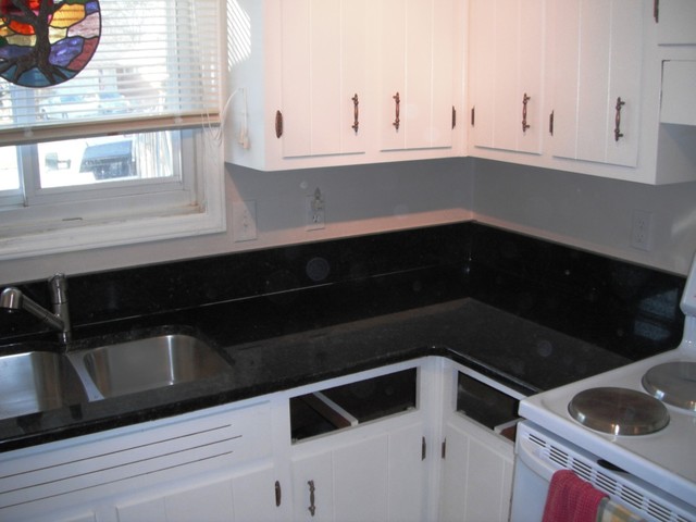 Uba Tuba Granite Goes Great With White Cabinets Traditional