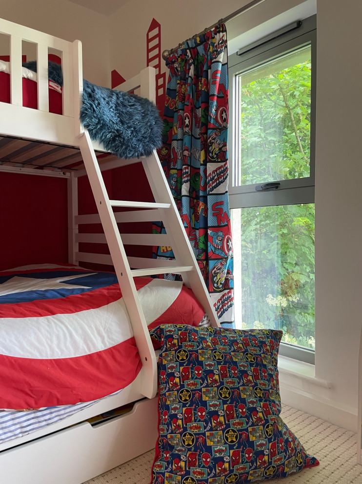 Immagine di una piccola cameretta per bambini da 4 a 10 anni con pareti rosse