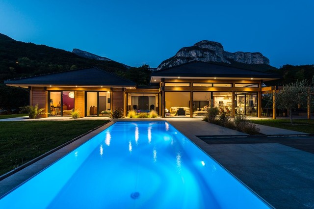 Maison d'architecte en bois contemporaneo-piscina
