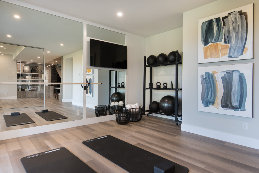 Multifunktionaler, Geräumiger Moderner Fitnessraum mit weißer Wandfarbe und beigem Boden in Calgary
