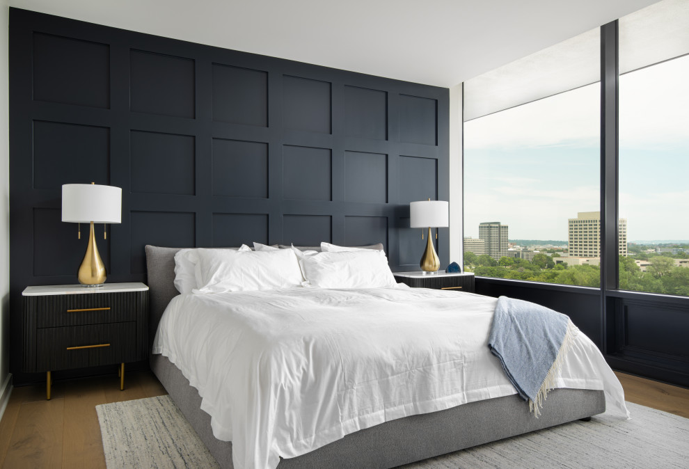 Свежая идея для дизайна: большая хозяйская спальня в стиле неоклассика (современная классика) с синими стенами, паркетным полом среднего тона, бежевым полом и панелями на части стены - отличное фото интерьера