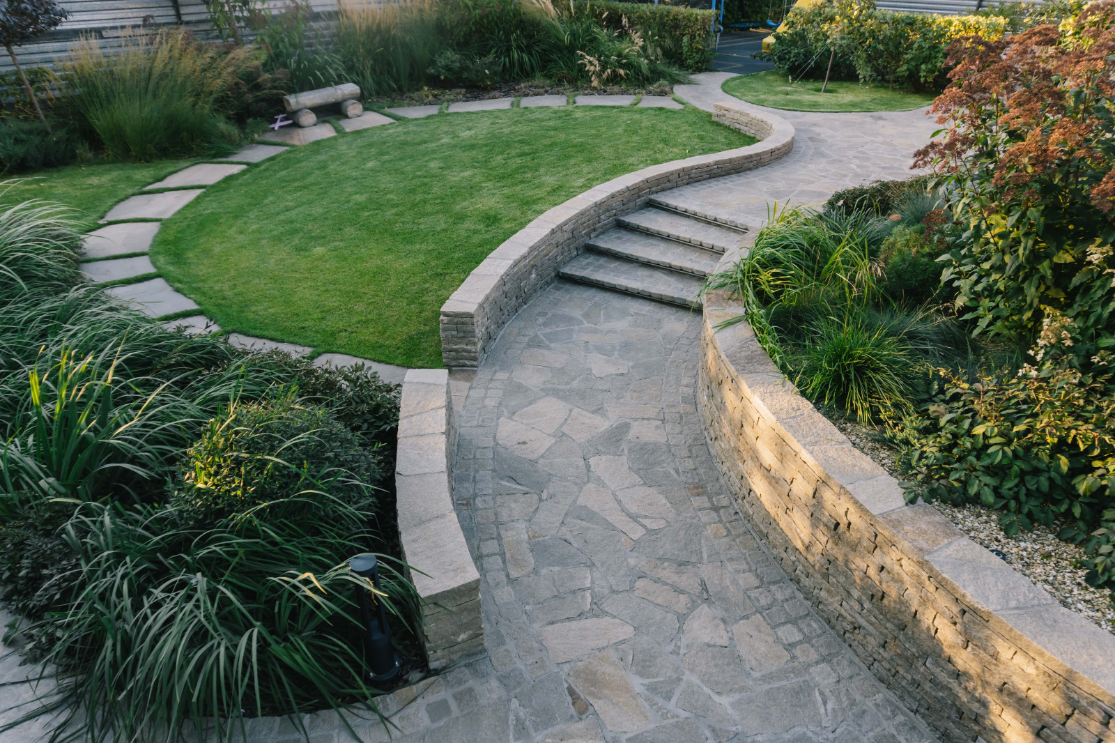 Сад с подпорными стенами