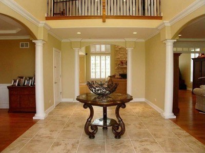 Example of a transitional entryway design in Chicago