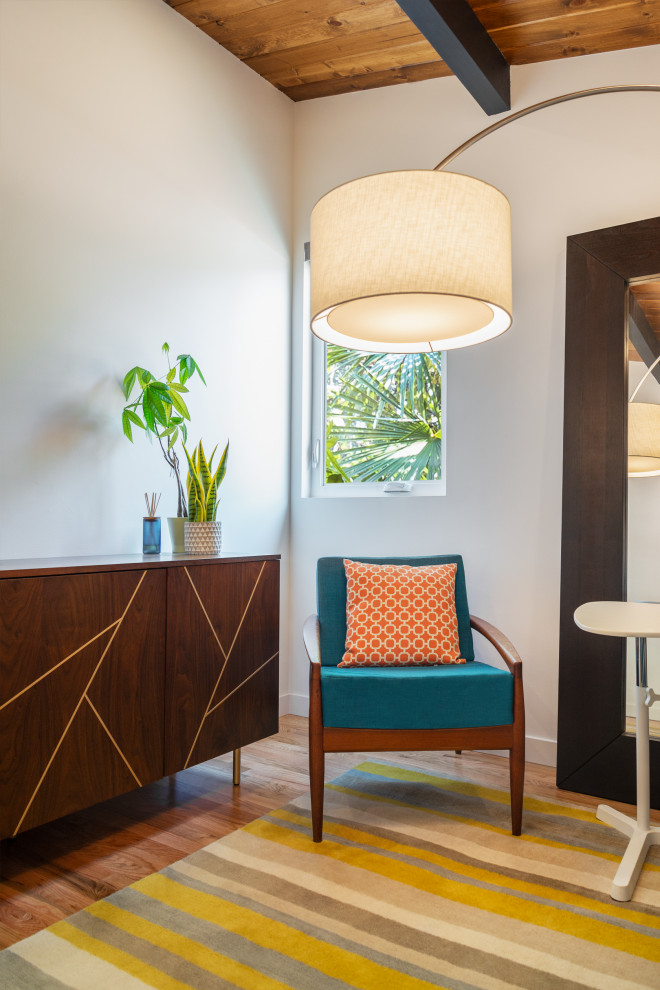 Ejemplo de despacho vintage de tamaño medio con paredes blancas, suelo de madera en tonos medios y madera