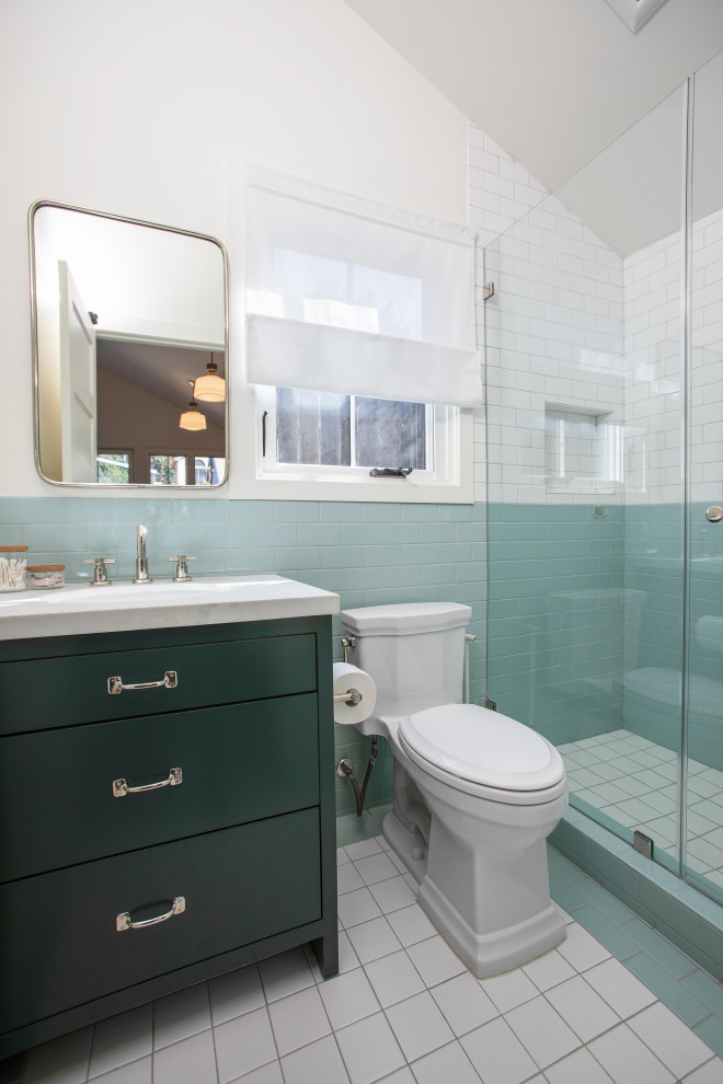 ロサンゼルスにある高級な広いトランジショナルスタイルのおしゃれなバスルーム (浴槽なし) (セラミックタイルの床、マルチカラーの床、フラットパネル扉のキャビネット、緑のキャビネット、一体型トイレ	、マルチカラーのタイル、セラミックタイル、マルチカラーの壁、アンダーカウンター洗面器、大理石の洗面台、開き戸のシャワー、白い洗面カウンター、洗面台1つ、造り付け洗面台) の写真