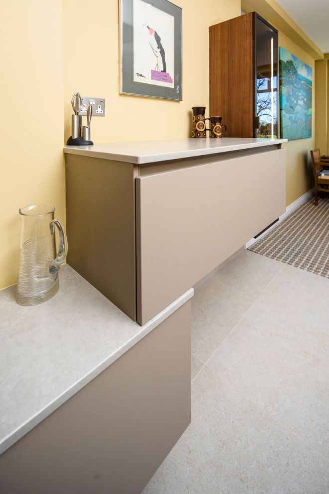 Immagine di una cucina minimal di medie dimensioni con ante lisce, ante beige, top in quarzite, paraspruzzi in legno, elettrodomestici da incasso e top beige