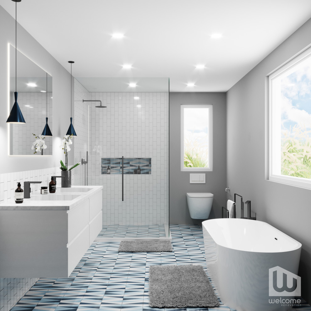 Пример оригинального дизайна: большая главная ванная комната в стиле шебби-шик с плоскими фасадами, белыми фасадами, отдельно стоящей ванной, угловым душем, инсталляцией, белой плиткой, плиткой кабанчик, серыми стенами, полом из цементной плитки, врезной раковиной, столешницей из искусственного кварца, синим полом, душем с распашными дверями, белой столешницей, нишей, тумбой под две раковины, подвесной тумбой и панелями на стенах