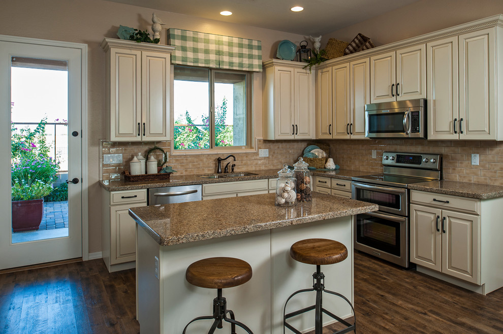 Traditional kitchen in Phoenix with stainless steel appliances.